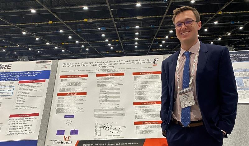 Image of Jorge Figueras BS, 2021-2022 Medical Student Research Scholar presenting poster at AAOS 2022 in Chicago.
